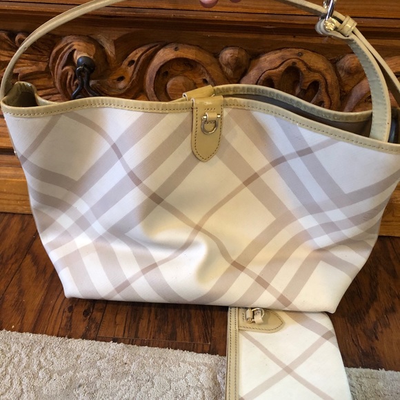 💰SOLD-Authentic BURBERRY nova check tote bag & wristlet - Picture 2 of 10